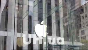 Пенсионерка сломала нос о витрину магазина Apple и требует $1 млн компенсации